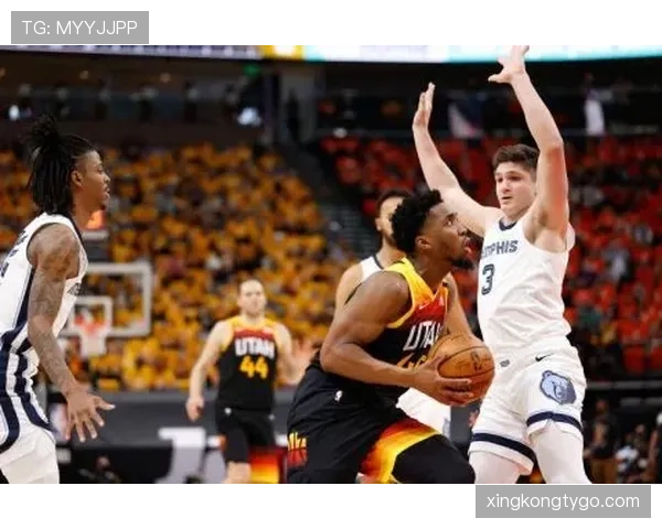 康利借无球跑动与挡拆改变进攻节奏，提升关键回合效率