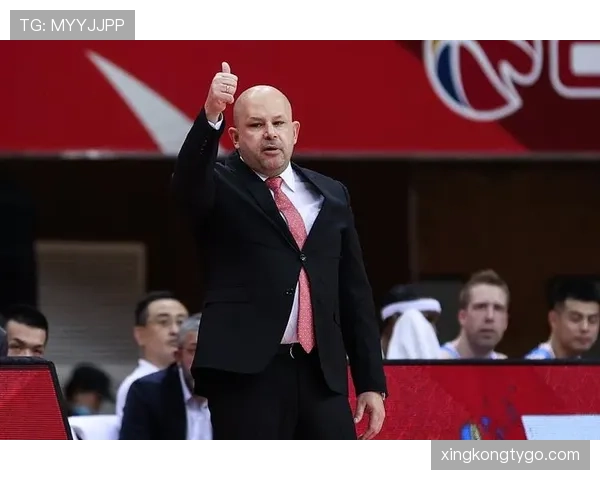 穆托姆博内线防守主导提升球队篮板控制力